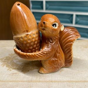 Vintage Artmark Japan Squirrel Holding Acorn Salt and Pepper Shaker set